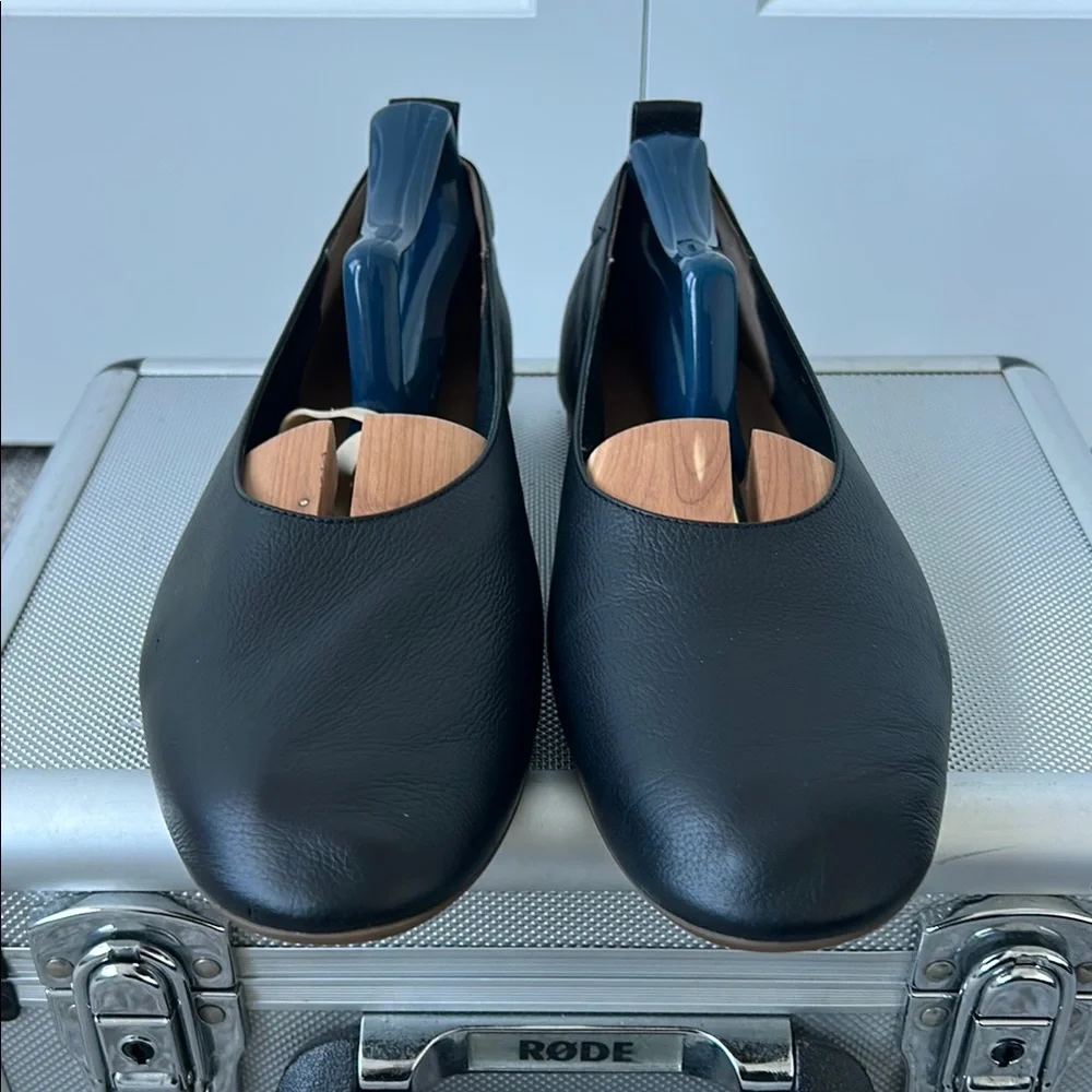 Everlane Elegant Black Leather‎ Women's Flats. The Day Glove.